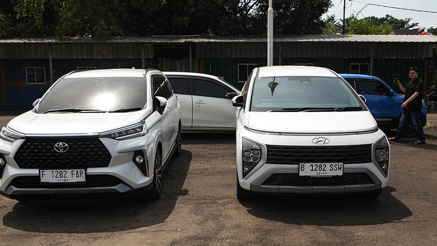 Hyundai stargazer dan Toyota Veloz yang merupakan mobil keluaran terbaru. (Bloomberg Technoz/ Andrean Kristianto)