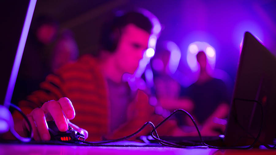 Seorang gamer bertanding di festival digital Dreamhack di Moskow, Rusia. (Andrey Rudakov/Bloomberg)