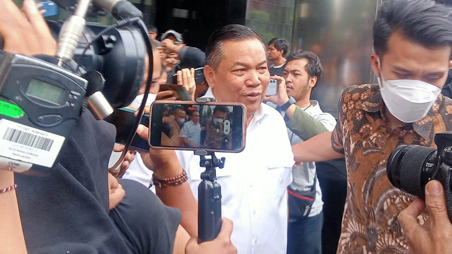 Sekretaris Daerah Provinsi Riau S.F. Hariyanto usai di periksa KPK untuk Klarifikasi LHKPN, , Kamis (6/4/2023). (Bloomberg Technoz/ Sultan Ibnu Affan)