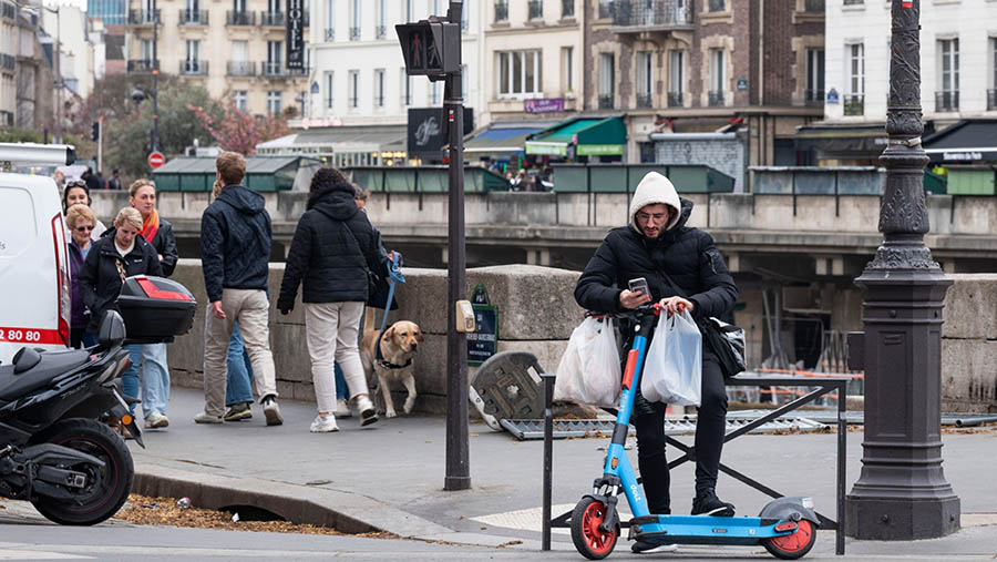 Larangan tersebut diputuskan dari hasil referendum masyarakat Paris yang melarang penggunaan skuter listrik. (Benjamin Girette/Bloomberg)