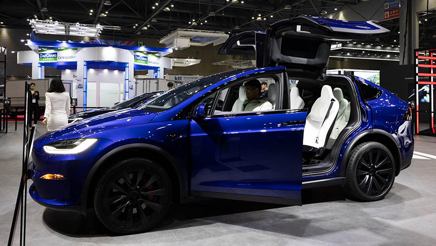 Kendaraan listrik (EV) Tesla Inc. Model X dipamerkan selama Seoul Mobility Show di Goyang, Korea Selatan. (SeongJoon Cho/Bloomberg)
