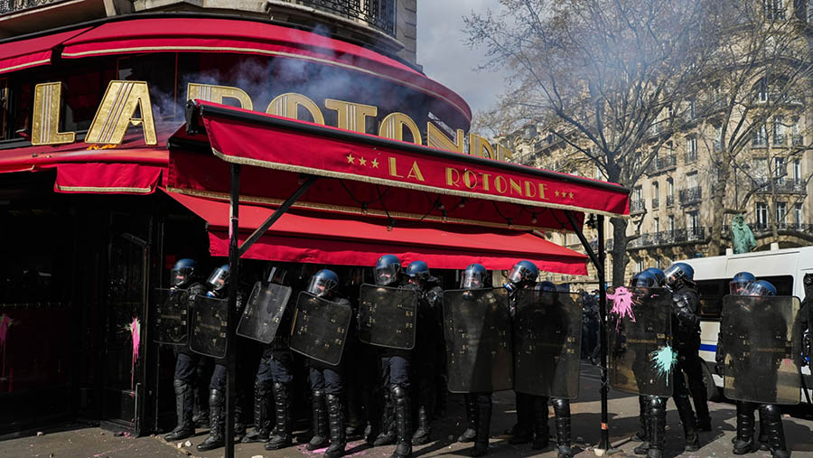 Massa menyerang La Rotonde, restoran terkenal di Paris, di mana Macron merayakan kemenangannya pada putaran pertama pemiliu. (Nathan Laine/Bloomberg)