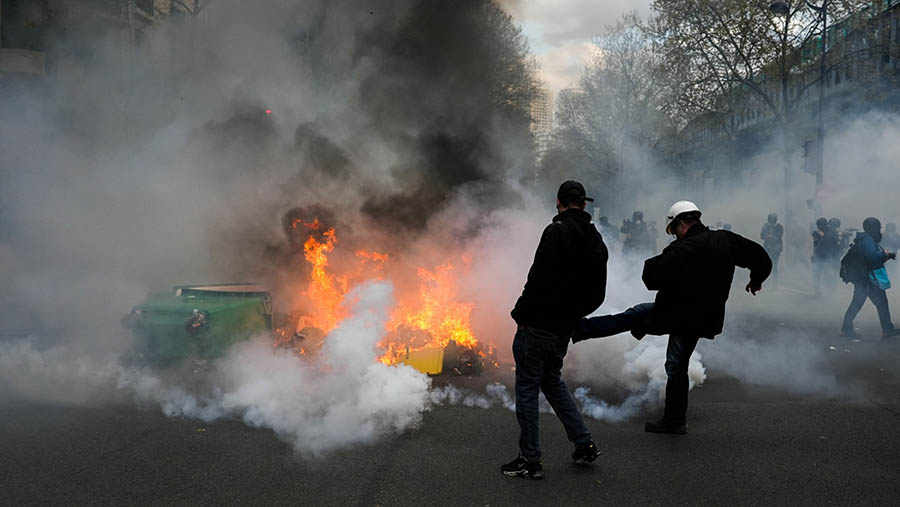 Aksi demo ini sudah terjadi dari beberapa bulan lalu di beberapa kota di Prancis termasuk Paris  (Nathan Laine/Bloomberg)