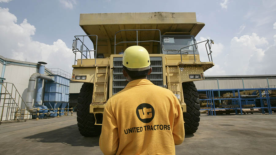 Karyawan PT United Tractors melihat-lihat dump truck di pabrik perusahaan di Jakarta. (Dimas Ardian/Bloomberg