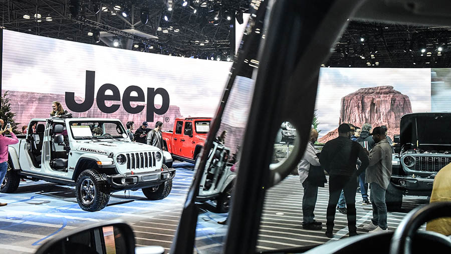 Suasana stan Jeep dalam ajang New York International Auto Show (NYIAS) 2023 di New York, AS, Rabu (7/4/2023). (Stephanie Keith/Bloomberg)