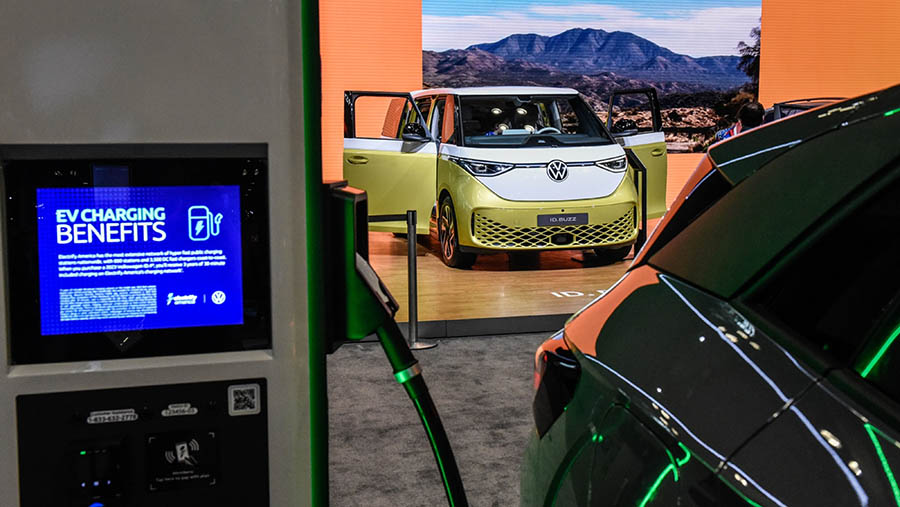 Mobil listrik Volkswagen ID Buzz dalam ajang New York International Auto Show (NYIAS) 2023 di New York, AS, Rabu (7/4/2023). (Stephanie Keith/Bloomber