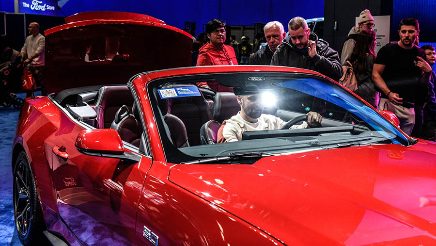 Ford Mustang menjadi salah satu mobil yang banyak dilihat oleh pengunjung. (Stephanie Keith/Bloomberg)