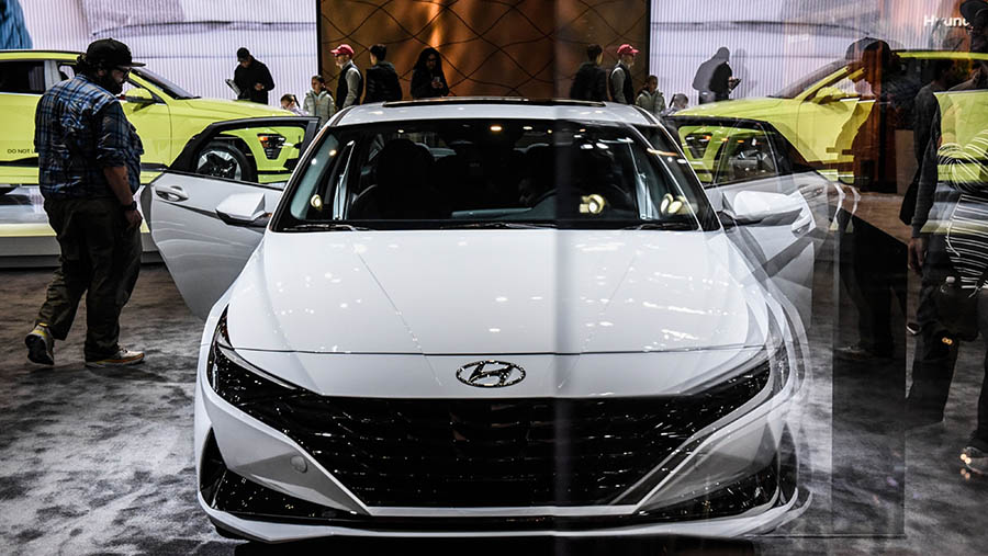 Pabrikan asal Korea Selatan, Hyundai menampilkan mobil-mobil andalannya. (Stephanie Keith/Bloomberg)