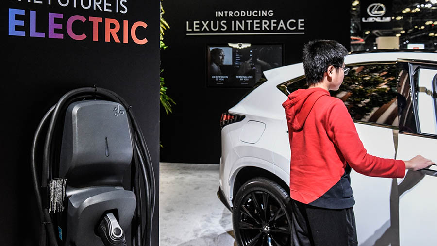 Pengunjung melihat mobil listrik Lexus saat New York International Auto Show (NYIAS) 2023 di New York, AS, Rabu (7/4/2023) (Stephanie Keith/Bloomberg)