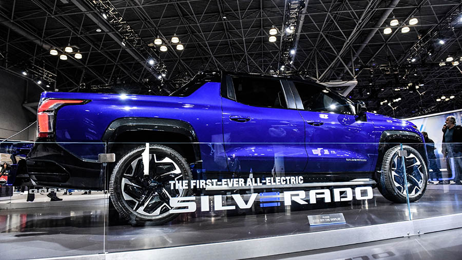 Dalam ajang ini General Motors memamerkan mobil listrik Chevrolet Silverado EV. (Stephanie Keith/Bloomberg)