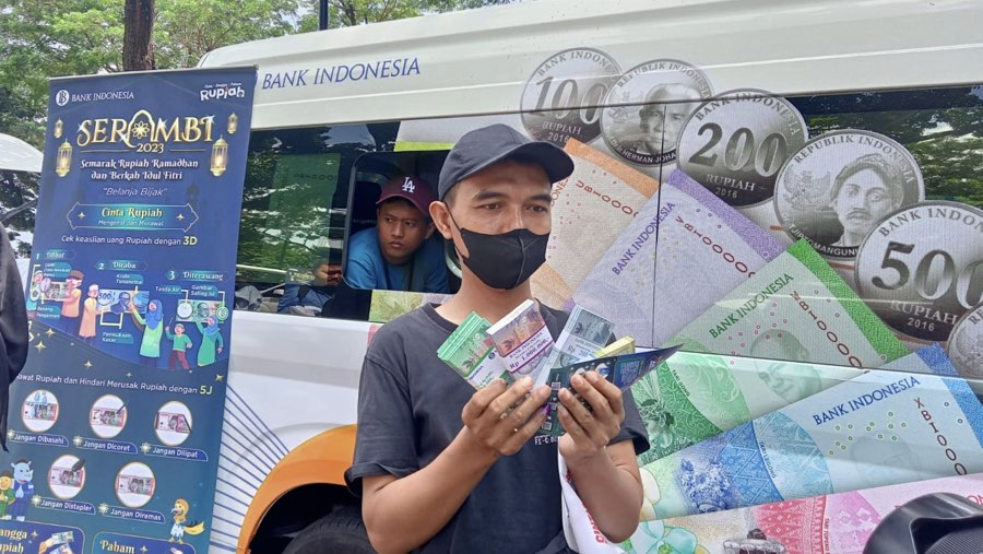 Masyarakat yang menukarkan uang tunai jelang lebaran di layanan penukaran Bank Indonesia (Sultan Ibnu Affan/Bloomberg Technoz)