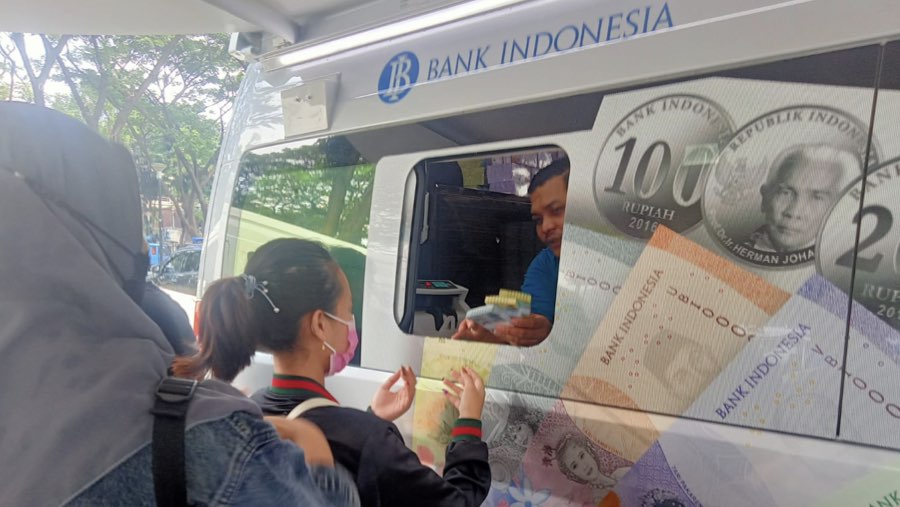 Suasana penukaran uang tunai di layanan keliling Bank Indonesia (Sultan Ibnu Affan/Bloomberg Technoz)