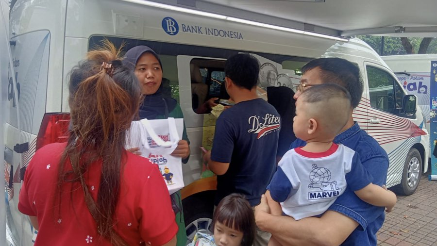 Masyarakat berbondong-bondong datang ke kawasan GBK untuk manfaatkan layanan tukar uang BI, Minggu (09/04/2023) (Sultan Ibnu Affan/Bloomberg Technoz)