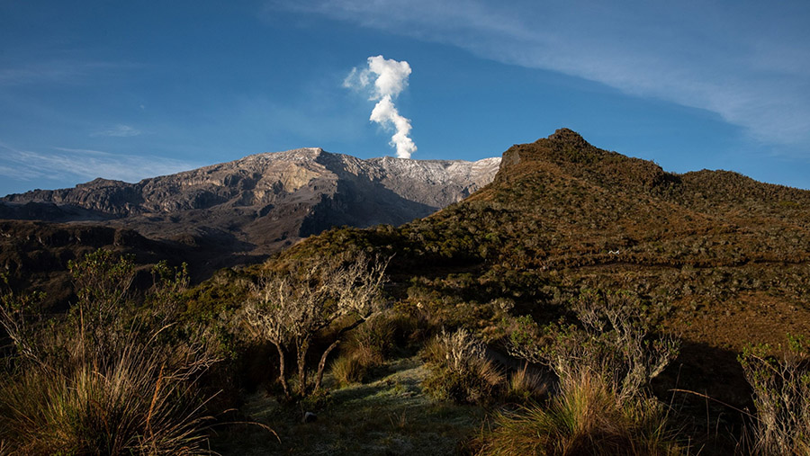 Gunung berapi Nevado del Ruiz mengeluarkan abu dan asap di dekat Murillo, Kolombia, Jumat (7/4/2023). (Jar F. Coll / Bloomberg)