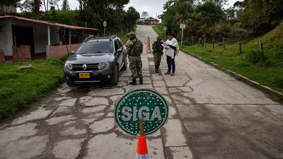 Sebanyak 25.000 warga yang tinggal dekat dengan wilayah gunung berapi Nevado del Rui agar melakukan evakuasi, (Jar F. Coll / Bloomberg)