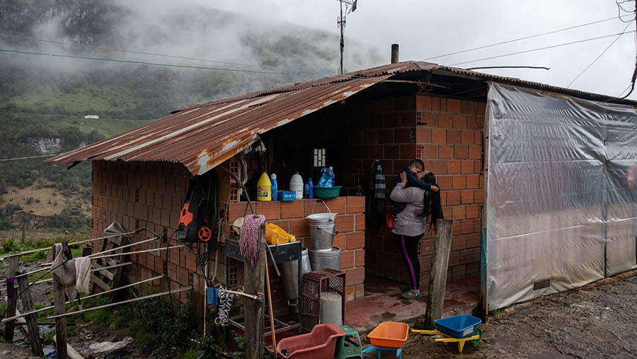 Pemerintah Kolombia berupaya mengevakuasi warga yang tinggal dengan gunung berapi Nevado del Ruiz. (Jar F. Coll / Bloomberg)