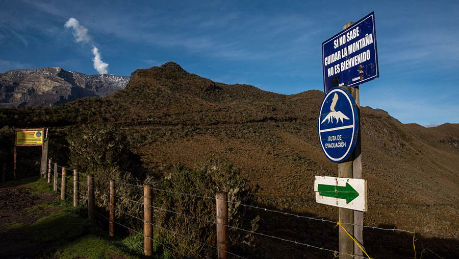 Pemerintah meningkatkan tingkat peringatan Gunung Nevado del Rui menjadi oranye setelah terjadi peningkatan aktivitas. (Jar F. Coll / Bloomberg)