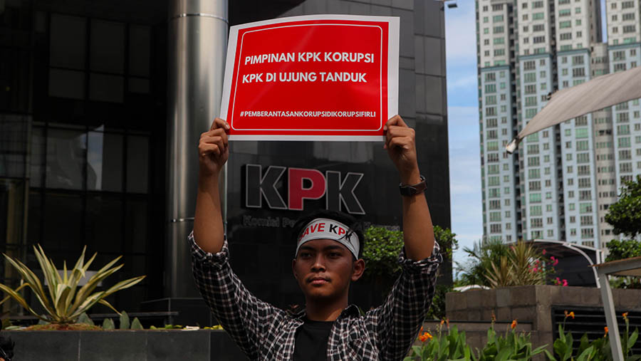 Peserta ksi tolak #KPKDikorupsi membawa poster di Gedung Merah Putih KPK, Jakarta, Senin (10/4/2023). Bloomberg Technoz/ Andrean Kristianto)