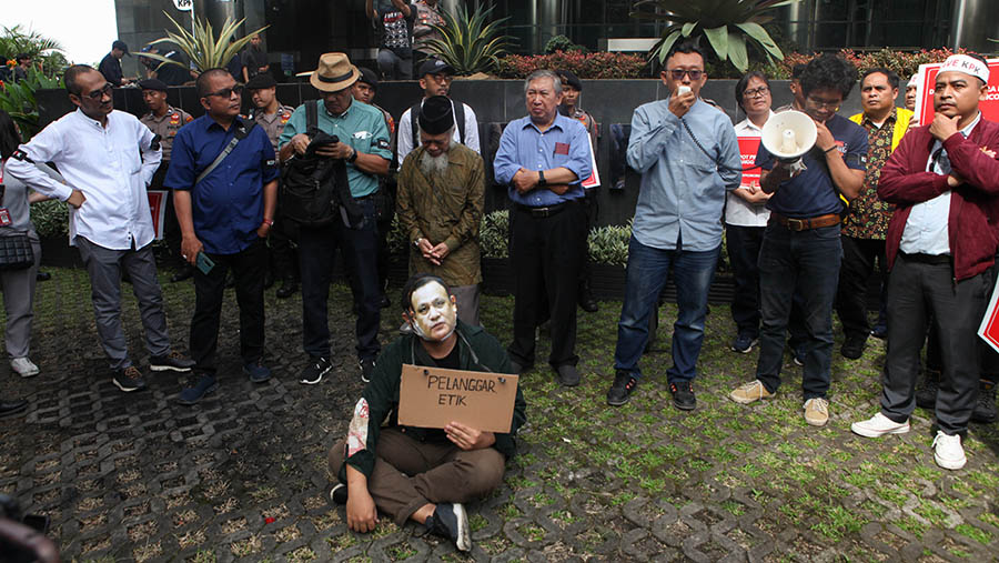 Mantan pimpinan KPK melakukan aksi tolak #KPKDikorupsi di Gedung Merah Putih KPK, Jakarta, Senin (10/4/2023). (Bloomberg Technoz/ Andrean Kristianto)