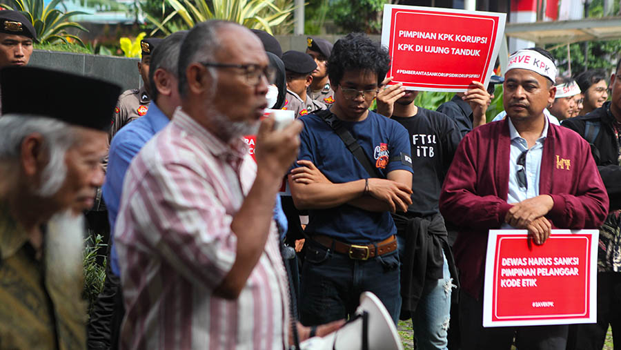 Dalam aksinya peserta membawa poster dengan tulisan 