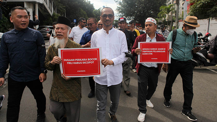 Mantan pimpinan KPK melakukan aksi tolak #KPKDikorupsi di Gedung Merah Putih KPK, Jakarta, Senin (10/4/2023). (Bloomberg Technoz/ Andrean Kristianto)