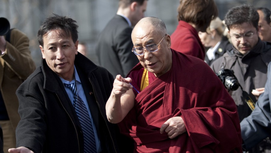 Tenzin Gyatso, Dalai Lama ke-14 dan pemimpin spiritual Tibet, tiba untuk berbicara kepada media di Gedung Putih (Andrew Harrer/Bloomberg)