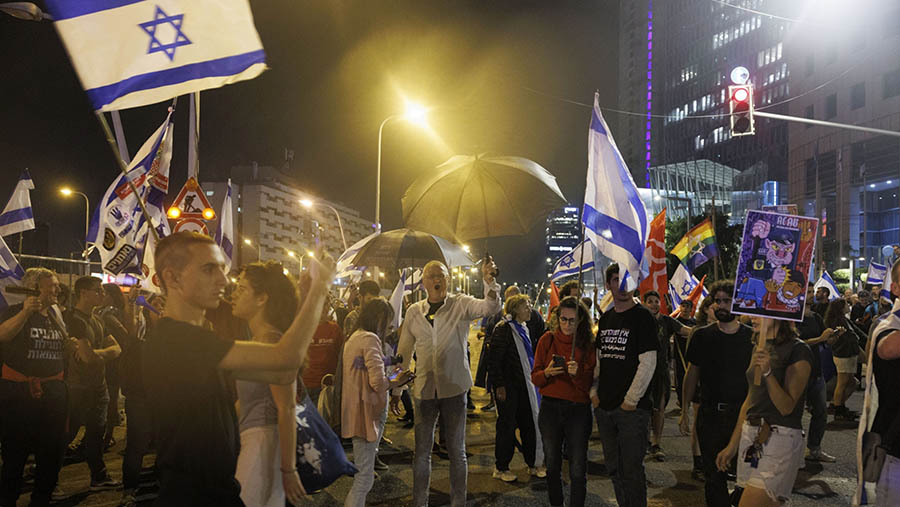 Pedemo anti-pemerintah melakukan aksi unjuk rasa di Tel Aviv, Israel, Senin (10/4/2023). (Kobi Wolf/Bloomberg)