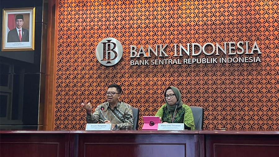 Direktur Eksekutif Depkom BI, Erwin Haryono dan  Direktur Departemen Kebijakan Sistem Pembayaran BI, Fitria Irmi Triswati. (Bloomberg Technoz/ Krizia)