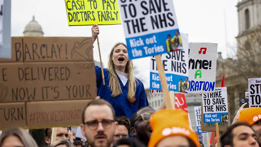 Ratusan dokter junior melakukan aksi mogok kerja di Trafalgar Square, London, Inggris, Selasa (11/4/2023). (Chris Ratcliffe/Bloomberg)