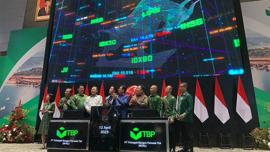 Seremoni pencatatan perdana PT Trimegah Bangun Persada Tbk (NCKL) di Bursa Efek Indonesia pada Rabu (12/4/2023). (Bloomberg Technoz/ Tara Marchelin)