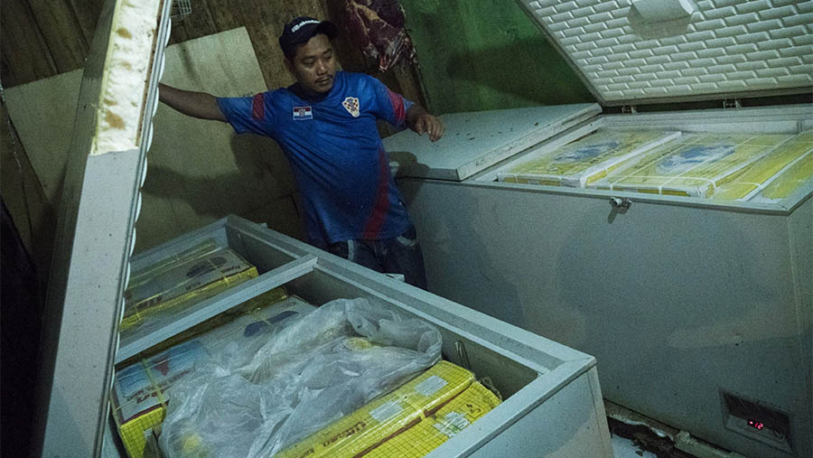 Pedagang melihat daging kerbau beku India impor didalam freezer di pasar Kranji Baru, Bekasi, Jawa Barat, Jumat (28/10/2016). (Rony Zakaria/Bloomberg)