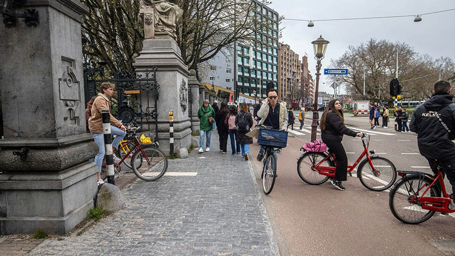 Pengendara sepeda melewati pintu masuk Vondelpark di Amsterdam, Belanda, Senin (10/4/2023). (Peter Boer/Bloomberg)