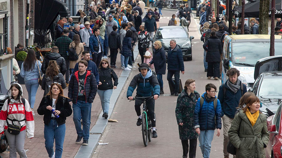 Selain itu, Amsterdam mengusulkan tindakan lebih lanjut terhadap mobil yang melintasi pusat kota dengan menutup beberapa jalan. (Peter Boer/Bloomberg)