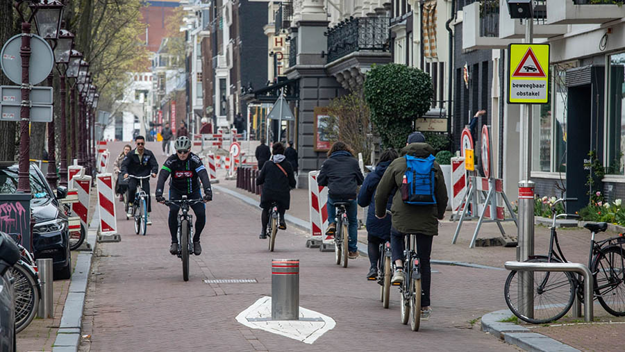 Saat ini Amsterdam menghapus tempat parkir mobil dan melarang lalu lintas mobil di beberapa jalan. (Peter Boer/Bloomberg)