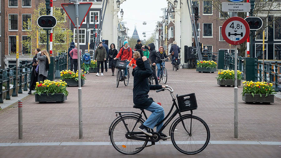 Mobil masih berkontribusi hampir 20% dari semua perjalanan warga Amsterdam tahun 2021 dan 55% perjalanan turis.  (Peter Boer/Bloomberg)