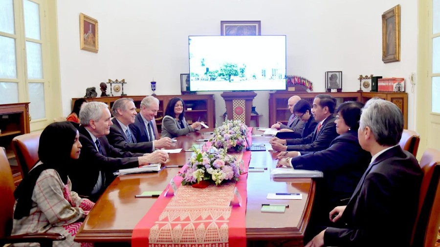 Presiden Jokowi saat menerima kunjungan anggota kongres Amerika Serikat pada Rabu (12/04/2023), di Istana Merdeka, Jakarta. (Foto: BPMI Setpres)