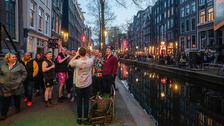 Distrik lampu merah dan toko kopi yang menjual ganja yang menjadi salah satu tujuan turis di Amsterdam. (Peter Boer/Bloomberg)