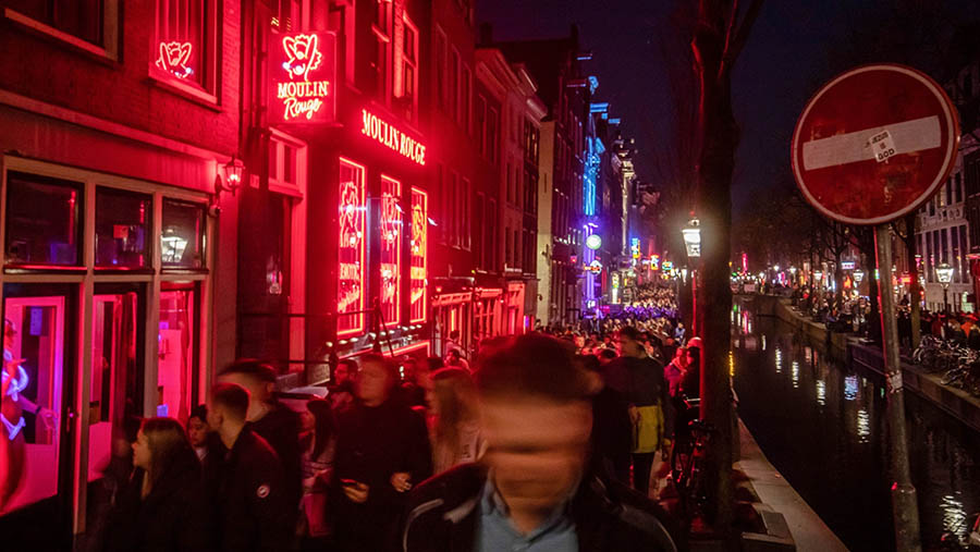 Selain itu, Amsterdam kini sedang mencari cara untuk melarang merokok ganja di luar ruangan di distrik lampu merah. (Peter Boer/Bloomberg)