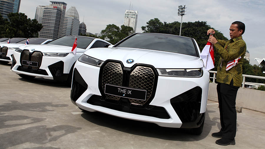 Mobil listrik BMW iX yang akan digunakan saat Konferensi Tingkat Tinggi (KTT) ASEAN ke-42. (Bloomberg Technoz/ Andrean Kristianto)