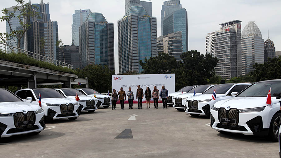 Mobil listrik BMW iX yang akan digunakan saat Konferensi Tingkat Tinggi (KTT) ASEAN ke-42. (Bloomberg Technoz/ Andrean Kristianto)