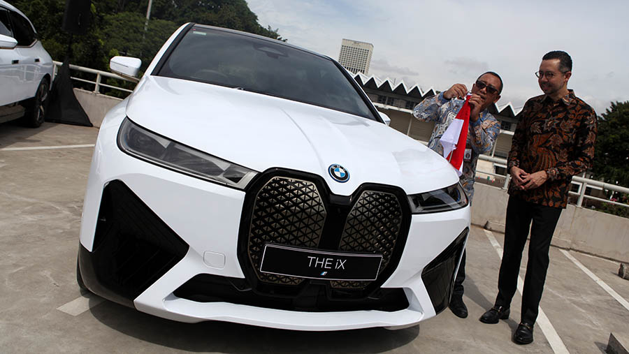 Mobil listrik BMW iX yang akan digunakan saat Konferensi Tingkat Tinggi (KTT) ASEAN ke-42. (Bloomberg Technoz/ Andrean Kristianto)