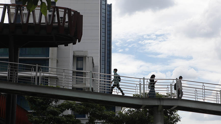 Oleh karena itu jika bepergian dan terpapar sinar matahari pada siang, dianjurkan untuk menggunakan pelindung. (Bloomberg Technoz/ Andrean Kristianto)