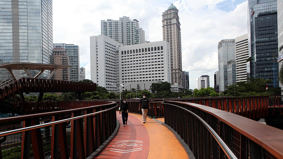 Aktivitas warga di kawasan Sudirman, Jakarta, Kamis (13/4/2023). (Bloomberg Technoz/ Andrean Kristianto)