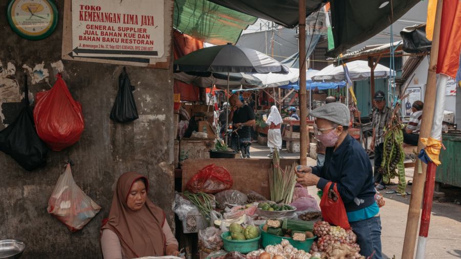 Aktivitas transaksi perdagangan di pasar tradisional. (Dok Muhammad Fadli/Bloomberg)