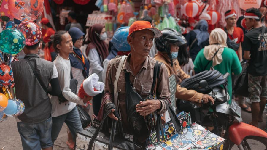 Pedagang asongan di tengah di pasar tradisional. (Dok Muhammad Fadli/Bloomberg)