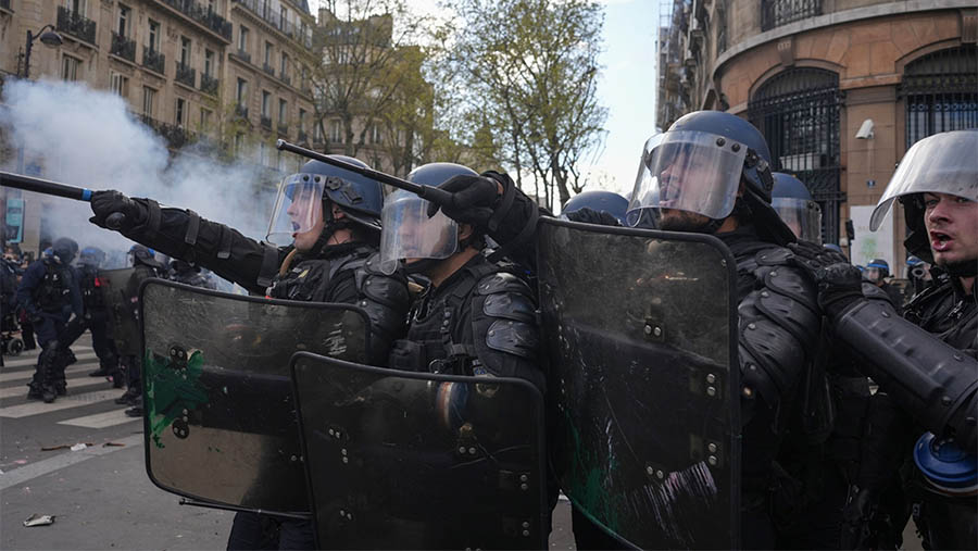 Bentrokan terjadi antara demonstran dengan polisi anti huru hara di pusat kota Paris. (Nathan Laine/Bloomberg)