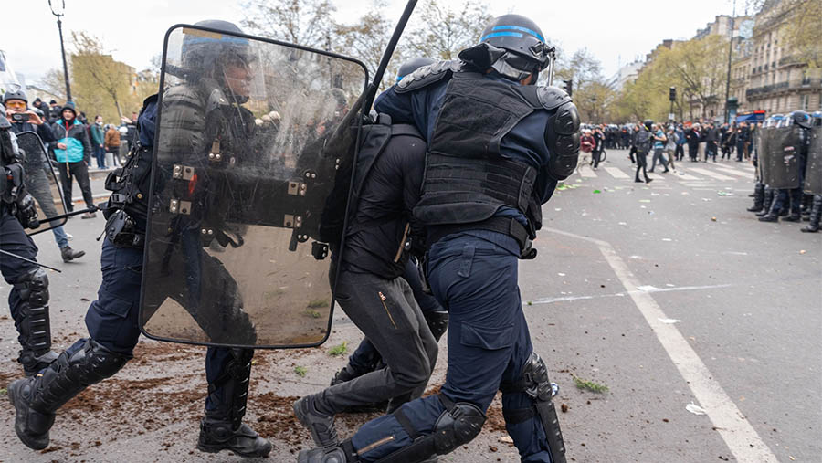 Polisi menangkap 47 orang di Paris dan setidaknya sepuluh petugas polisi terluka. (Nathan Laine/Bloomberg)