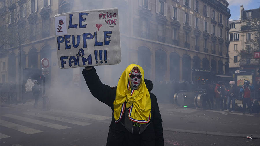 Salah satu pedemo membawa poster poster bertuliskan 'Rakyat Lapar'. (Nathan Laine/Bloomberg)