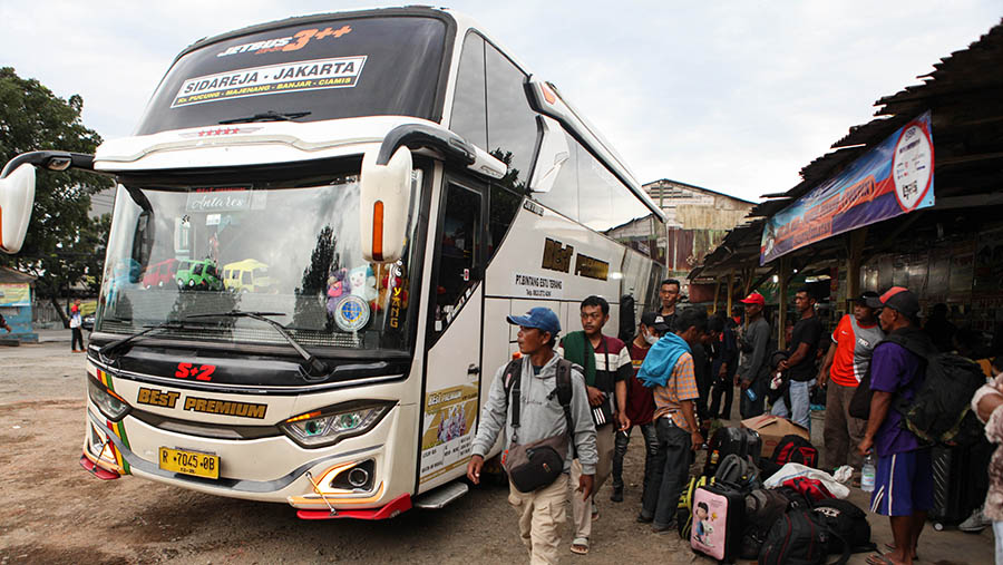 Penumpang menunggu keberangkatan bis AKAP di agen bis AKAP Pondok Pinang, Jakarta, Jumat (14/4/2023). (Bloomberg Technoz/ Andrean Kristianto)