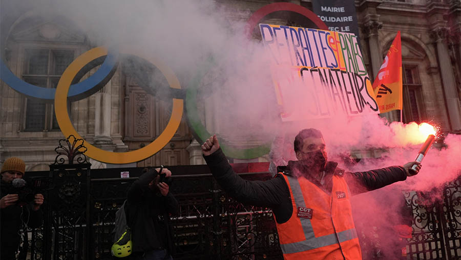 Pedemo memegang suar usai keputusan reformasi pensiun di Hotel de Ville, Paris, Prancis, Jumat (14/4/2023). (Nathan Laine/Bloomberg)